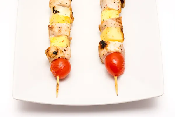 Brochettes de poulet exotiques sur l'assiette — Photo