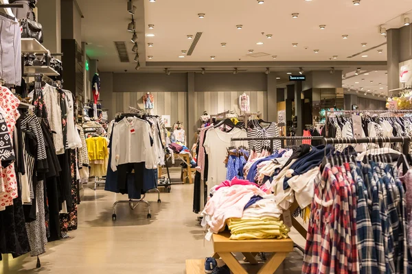 Loja de roupas de moda no shopping — Fotografia de Stock