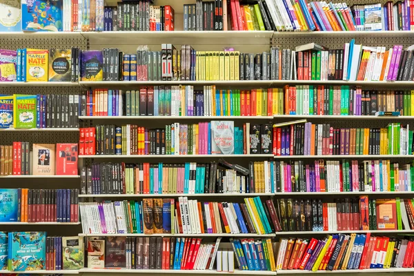 Libros en estante de la biblioteca — Foto de Stock