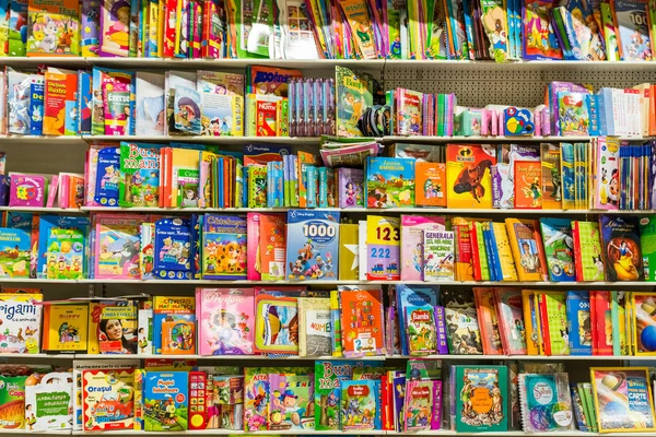 Детские книги на полке библиотеки — стоковое фото