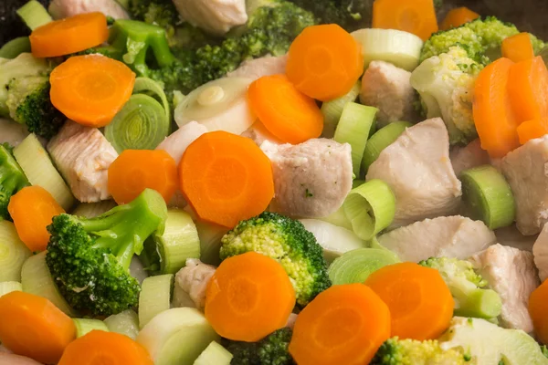 Kyckling, broccoli och morötter — Stockfoto