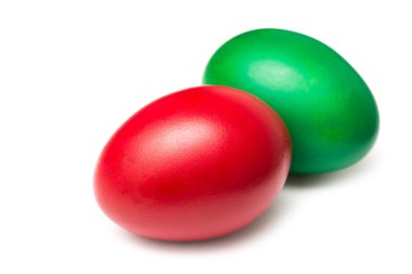 Kırmızı ve yeşil renkli Paskalya yumurtaları