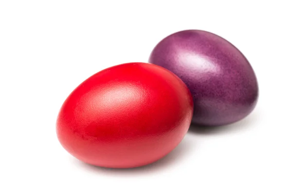 Uova di Pasqua rosse e viola variopinte — Foto Stock