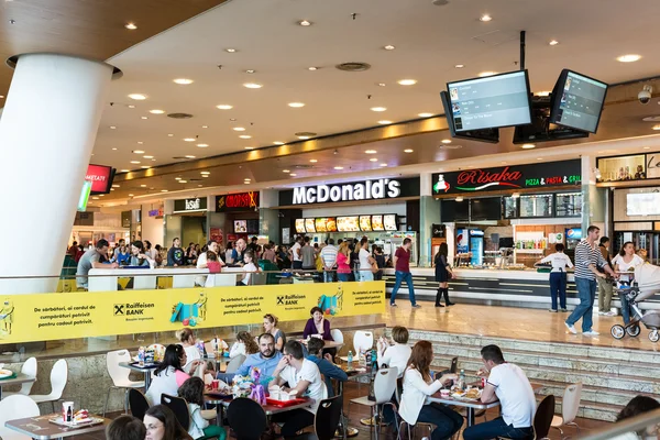 Pessoas que compram fast-food — Fotografia de Stock