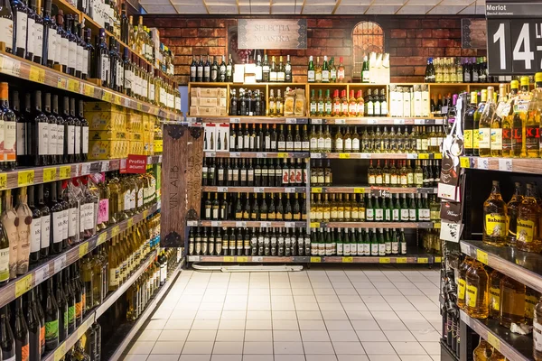 Wine Bottles On Supermarket Stand — 스톡 사진