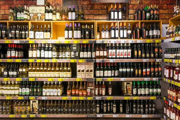 Wine Bottles On Supermarket Stand — Stok fotoğraf