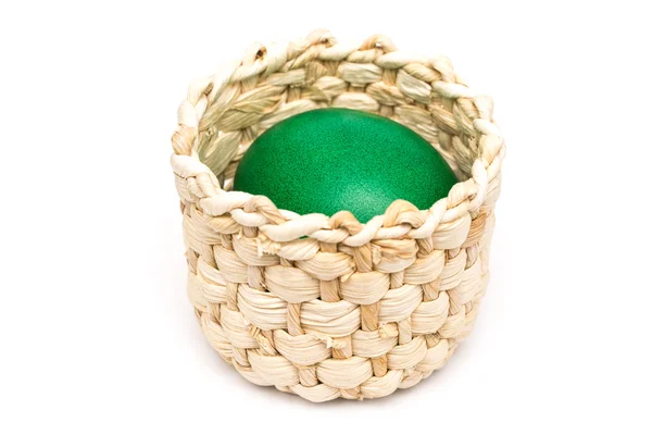 Zelená velikonoční vejce v košíku — Stock fotografie