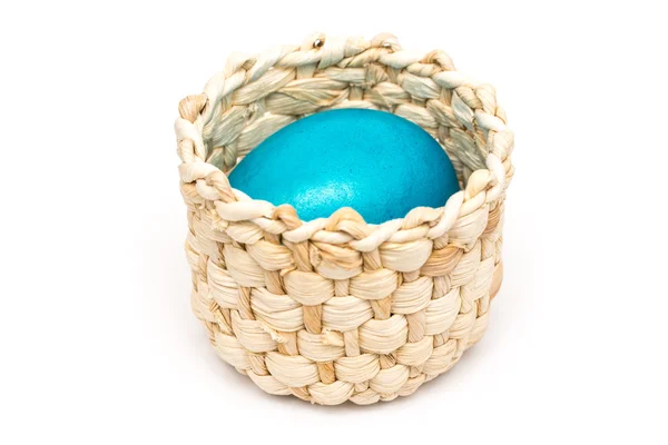 Modrý velikonoční vejce v košíku — Stock fotografie