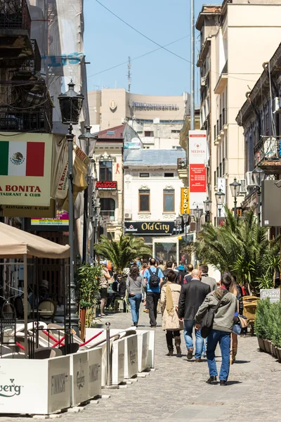 Mensen ontspannen in centrum stad Boekarest — Stockfoto