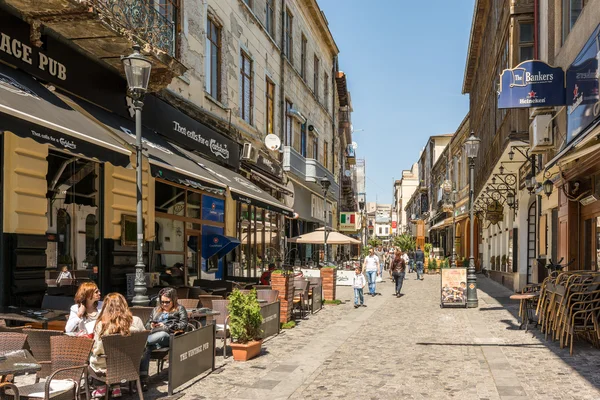 Les gens se détendent dans le centre-ville de Bucarest — Photo