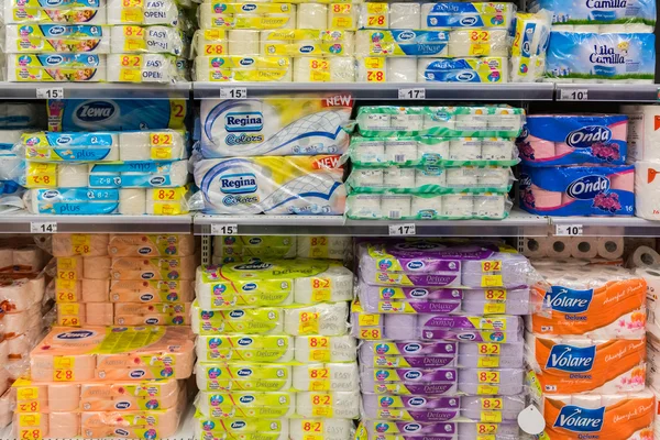 Papel higiénico na prateleira do supermercado — Fotografia de Stock