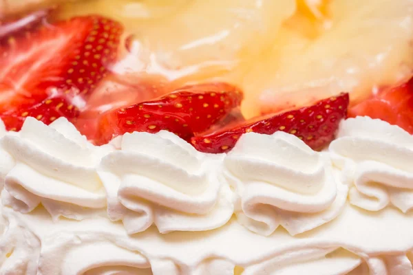 Torta alla panna montata alla fragola — Foto Stock