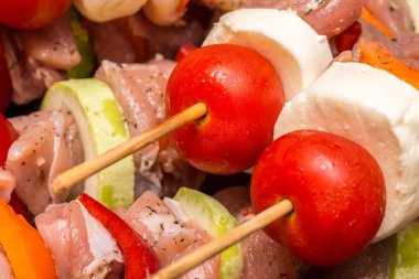 Barbekü için hazırlanan şişleri