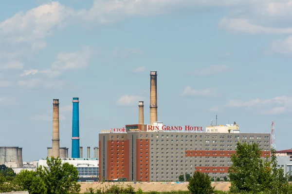 Rin grand hotel en industriële stadsgebied — Stockfoto