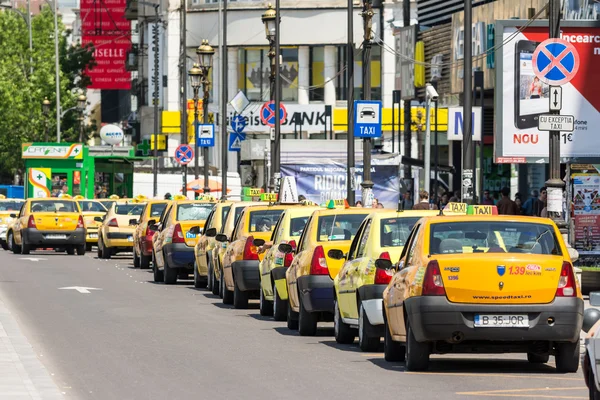 Taxis warten auf Kunden — Stockfoto