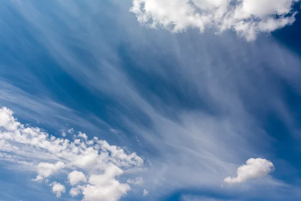 Sommerblauer Himmel — Stockfoto