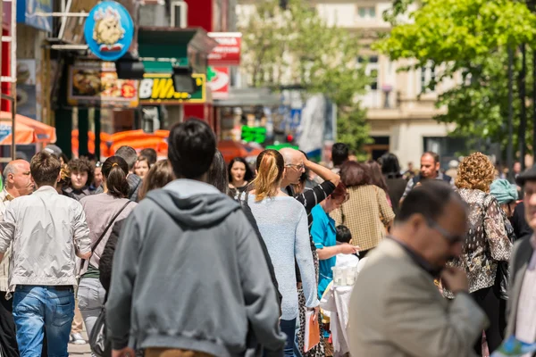 Folle di persone che camminano sulla strada trafficata — Foto Stock