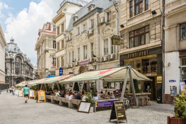 Şehir merkezindeki restoranlarda yemek turist