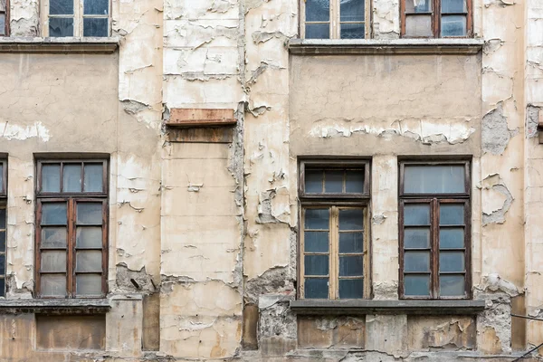 Terk edilmiş bir bina cephe — Stok fotoğraf