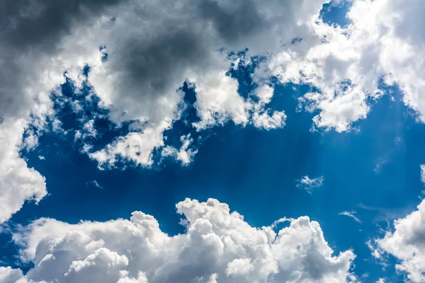 Sommergewitterwolken Über Blauem Himmel — Stockfoto