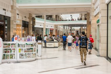 insanlar lüks alışveriş merkezinde alışveriş