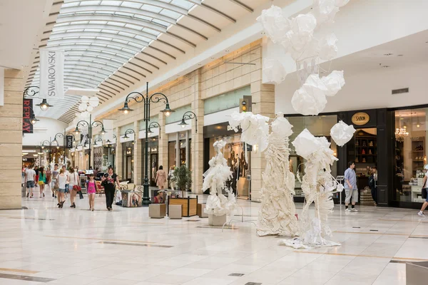 La gente fa shopping nel lussuoso centro commerciale — Foto Stock