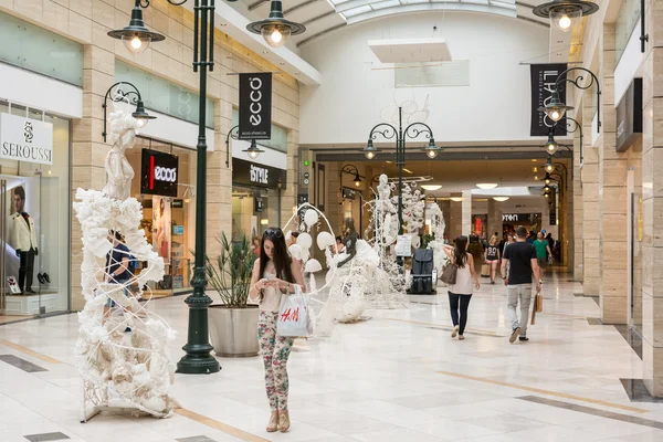 Mensen winkelen in luxe winkelcentrum — Stockfoto