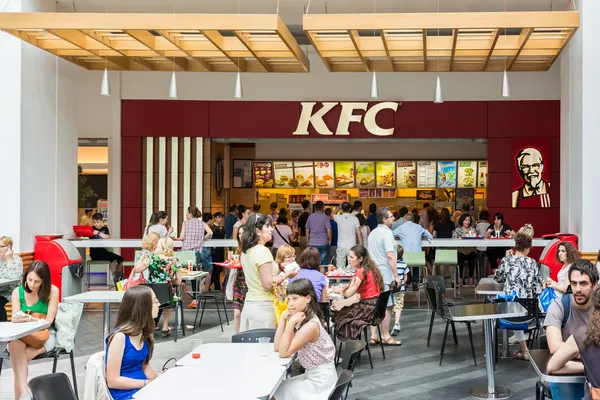 Gente comiendo en el restaurante local de pollo frito de Kentucky —  Fotos de Stock