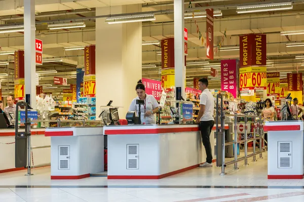 As pessoas saem no supermercado local — Fotografia de Stock