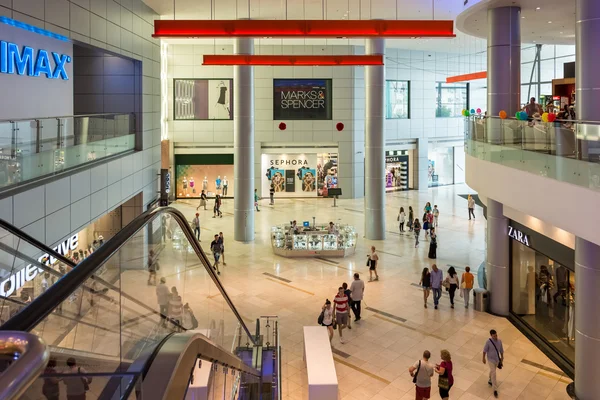 Gente comprando en un lujoso centro comercial — Foto de Stock