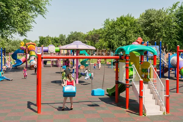 Glückliche Kinder haben Spaß auf dem Spielplatz — Stockfoto