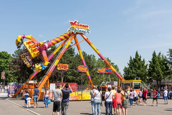 Gente divirtiéndose en el parque de atracciones —  Fotos de Stock