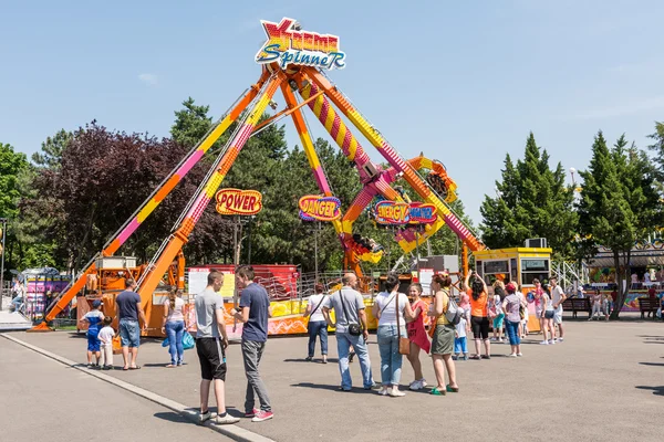 People Having Fun In Amusement Park — Stock Photo, Image
