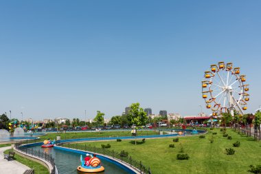 Tekneye binen çocuk