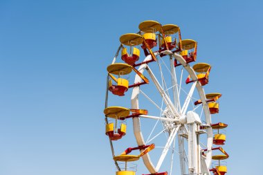 Bucharest, Romanya - 08 Haziran 2014: insanlar dev dönme dolap içinde gençlerin ortak Eğlence Parkı (tineretului park) yaz gününde sürme.