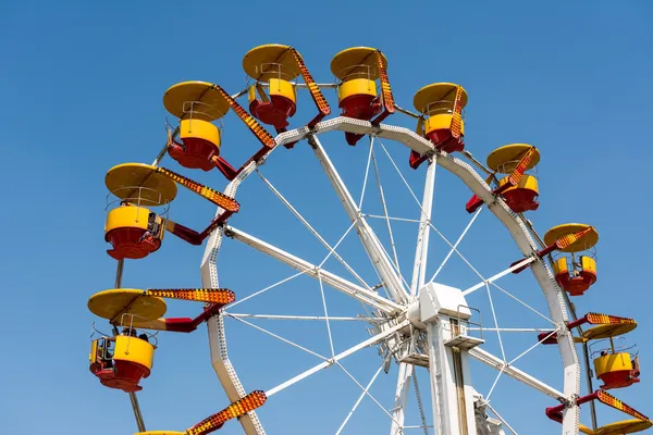 People Riding Giant Ferris Wheel — Stock Photo, Image