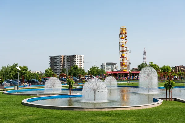 Jóvenes Parque de Atracciones Público Vista — Foto de Stock