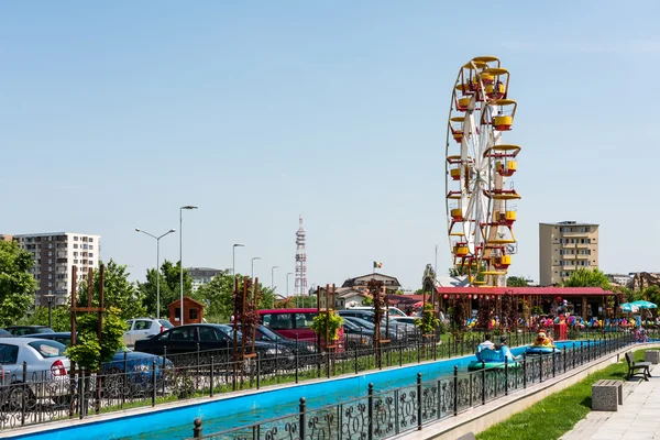 Jóvenes Parque de Atracciones Público Vista —  Fotos de Stock