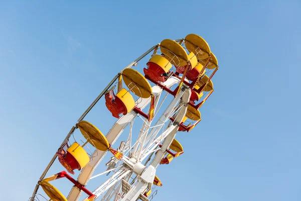 People Riding Giant Ferris Wheel — Stock Photo, Image