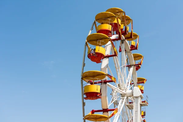 People Riding Giant Ferris Wheel — Stock Photo, Image