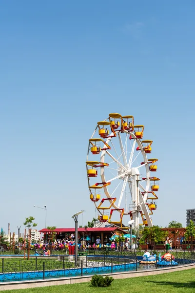 Bucharest Roemenië Juni 2014 Jongeren Openbaar Amusement Park Uitzicht Tineretului — Stockfoto