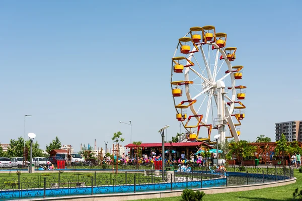 Youths Public Amusement Park View — Stock Photo, Image