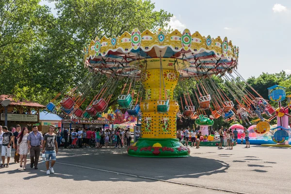 Mensen rijden ferris wheel — Stockfoto