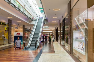 insanlar lüks alışveriş merkezinde alışveriş