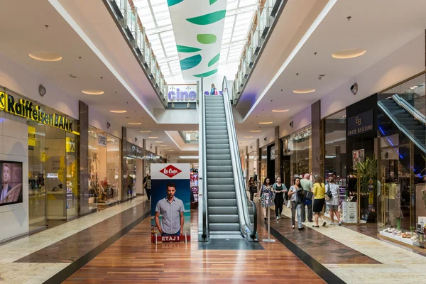 Les gens faisant du shopping dans un centre commercial luxueux — Photo