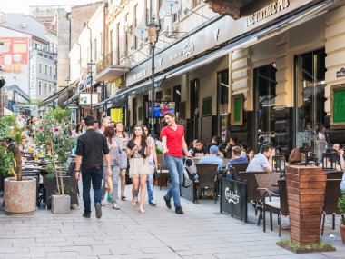 şehir merkezine yürüyerek turistlere Bükreş