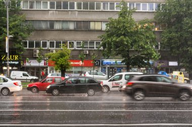 Rush hour trafik yaz fırtınası sırasında