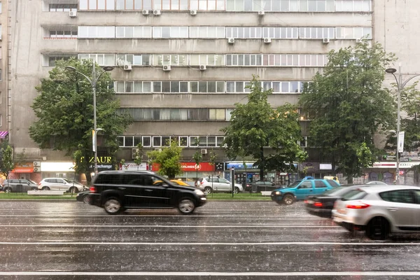 Rusningstrafik under sommaren storm — Stockfoto