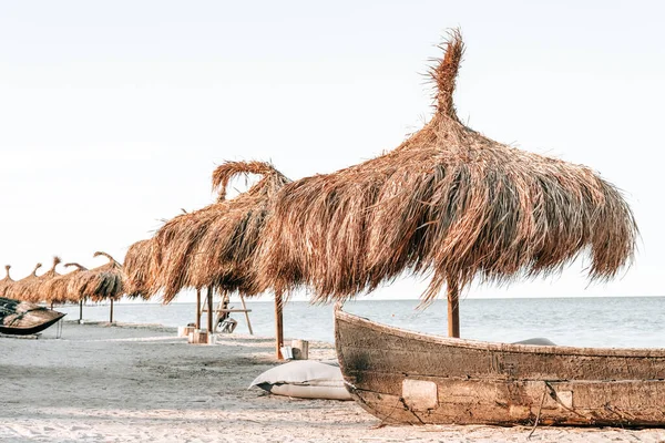 Umbrellas Boat Sandy Beach Sea Landscape — Stock Photo, Image
