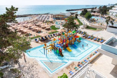 OLIMP, ROMANIA - 19 AĞUSTOS 2020: Olimp Lüks Tatil Köyü, Oteller ve Plaj Karadeniz 'de Kalabalık İnsanlar Sıcak Havanın Tadını Çıkarırken